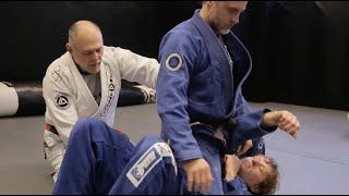 Mauricio explains the knee on belly position