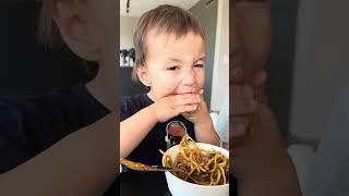 小德国人山西基因觉醒，吃焖面香迷糊了 #vlog #cute #萌娃