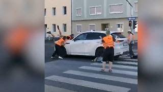 Schockmoment bei Straßenblockade - Auto fährt Klimaaktivisten in Linz an  | ntv