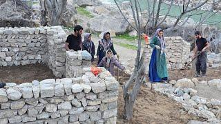 "Hardness and beauty: building a nomadic house in the heart of the mountains with stones and mud️