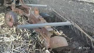 Сезон починається. Оранка по кукурудзі. Гребінка на плуг. Не Lemken, але плуг відпрацював непогано.