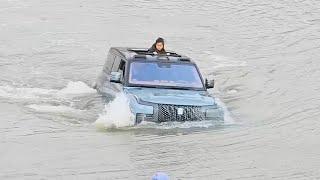 BYD Yangwang U8 demonstrates water driving in a high-drop water area