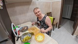 Вован решил меня ЗАПЕРЕТЬ дома и привязать к КРОВАТИ! Готовлю ФИРМЕННЫЙ суп рассольник на обед. Влог
