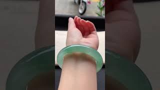 翡翠飄花手鐲，一抹色澤亮麗搶眼，鮮艷奪目#翡翠#翡翠手镯#帝王绿#翡翠阿凯
