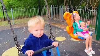 Эльвира и братик ИГРАЕТ В ПРЯТКИ НА ПЛОЩАДКЕ с Человек Паук Ryan plays hide and seek at playground