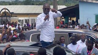 Eii Kennedy Agyapong again oh. Throws fireworks with Bawumia on campaign in Asikuma. The Man Bore