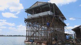 Mekong: Săn cá dưới đáy bè