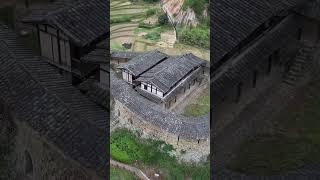 隐藏在深山里的大户人家，再也没有人回来过年了，繁华落尽一空，曲终人散皆是梦，或许这就是人生吧！