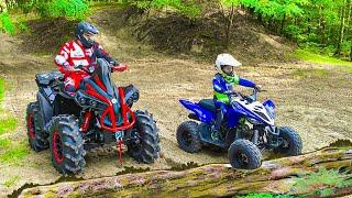 Den und Dad fahren mit Quad Bikes im Wald Familien Spaß