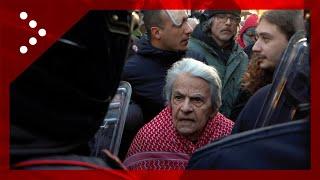 Milano, il dialogo tra un'anziana manifestante un carabiniere alla manifestazione pro Palestina