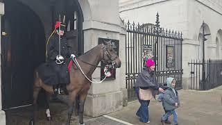 Kings guard moves horse for family picture ##kingstroop