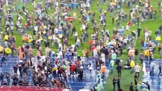 Тысячи фанов выбегают на поле после матча "Днепр" - "Наполи"/DNIPRO-NAPOLI. Fans invasion