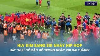 HLV Kim Sang Sik nhảy hip hop; hát Như Có Bác Hồ Trong Ngày Vui Đại Thắng ăn mừng chức vô địch ĐNA