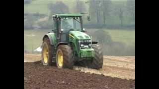 John Deere 7920 ploughing with five furrow kverneland