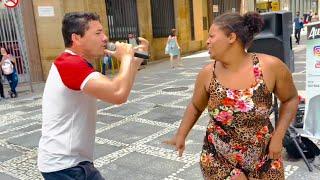 OLHA O QUE ESSA MORADORA DE RUA FAZ QUANDO O CANTOR DE RUA COMEÇOU CANTAR  KKKKK