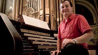 Raymond Perrin sur l'orgue de l'Église du Très-Saint-Nom-de-Jésus