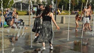 Girls, fountain and funny wet dresses! :-) / Девушки, фонтан и веселые мокрые платья! :-)