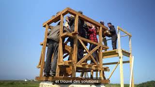 Construction d'un moulin à vent par les CAP Charpentier