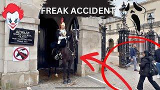 Woman Accidentally Kicks Bottle Lid, Startles King’s Guard Horse in Frightening Moment! 