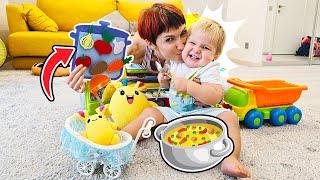 Eine Mami für Lucky mit Baby Dorian. Wir kochen Gemüsesuppe - Puppen Mama Video für Kinder