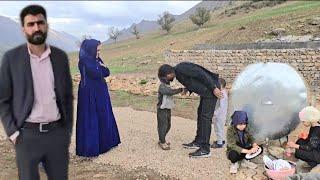 Ghazal and Nazanin cooperate in washing dishes and the engineer shelters an orphaned woman