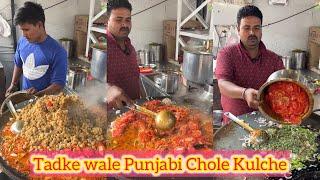 Raju Bhai Famous Tadke wale Punjabi Chole Kulche of Vadodara Bhut famous hai Bhaiya