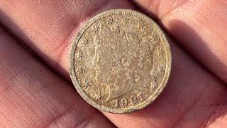 Finding over 100 year-old ￼ targets beach metal detecting