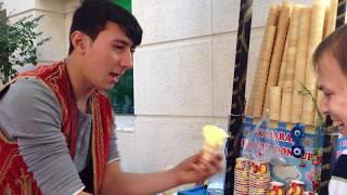 Продавец мороженого в Стамбуле | Ice Cream Man in Istanbul Attracts Crowds With Tricks