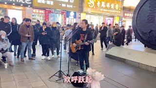 长沙街头歌手弹唱张国荣歌曲，一首《当年情》彻底征服了广东姐姐