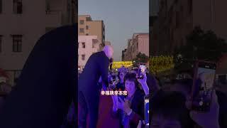 Brother Guang came to sing at the joyful festival in the countryside  adding a lot of fun to the ce