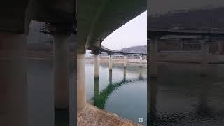 두 고속화도로의 물 위 JC(Junction,접합점/교차점) JC is a transfer point where a freeway meets another freeway.