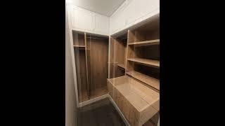 Г-образная гардеробная в скандинавском стиле