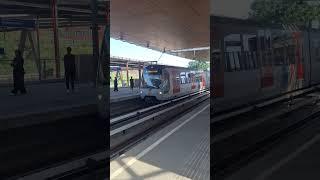 Arrivé d'un SG3 (5642) et d'un HSG3 (5708) sur le Metro B de la RET Rotterdam à Schiedam Centrum