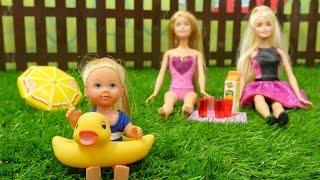 Spielspaß mit Barbie und ihren Freunden - Ein Tag im Schwimmbad