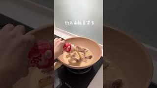 最近火紅的養樂多燉肉馬上來試試看意外的超好吃你們也趕快來試試材料：養樂多三層肉醬油蔥薑（養樂多醬油比例3:1）#養樂多燉肉
