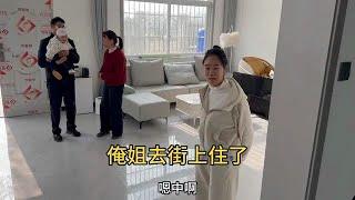 俺姐他们街上的房子卫生也收拾完了，今天就要去街上住了。