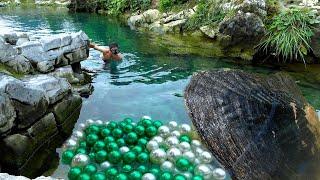 Pearl Hunter! The boy searched for clams in the river and found amazing pearls