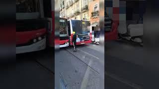 #Napoli via Giordano Bruno due pullman si toccano a causa del #parcheggio selvaggio degli #scooter