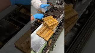 创业70年以上的玉子烧制造工厂参观了支撑日本各地酒店早餐和寿司店使用的鸡蛋料理的工厂这次是““伊达卷”被称为（伊达卷）的玉子烧，卷得太紧的话会有裂纹，太松的话会有缝隙，所以经验丰富的工匠会仔细地卷