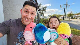 This is What Happens when Pros Play a Claw Machine!