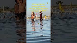 Chhath Puja MeKharna Ke Prasad ke Liye Ganga Jal Lekar Jate Vrati Aur Parijan