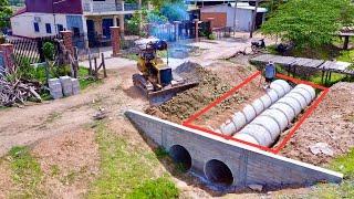 Excellent Techniques Operator Use Strong Power New Bulldozer Pushing soil delete drain and truck 5t.