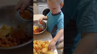 Дворічна дитина робить вінегрет #shorts #baby