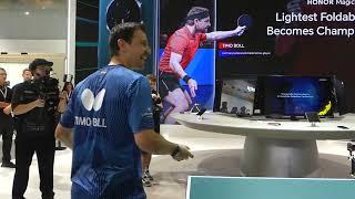 Tischtennis Timo Boll spielt mit Tablet statt mit Schläger