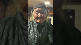 Eine Sherpa Frau - fast 100 Jahre alt.