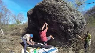 Nilo escalando Boulder "CHAPA" V1 (first ascent, on side flash)