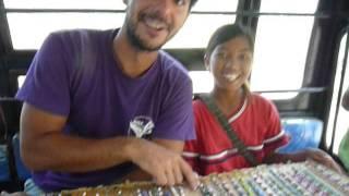 Aprendiendo a vender collares en Kuta Lombok