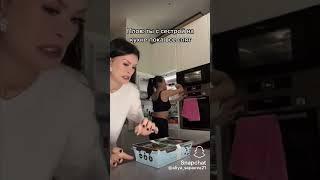 Это мы с сестрой на кухне 