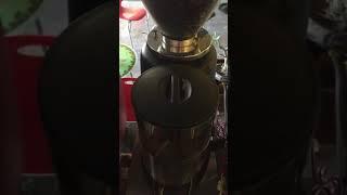 Hướng dẫn điều chỉnh độ mịn máy xay cà phê pha máy