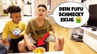 CHAMUEL PROBIERT ZUM 1. MAL DAISY‘S FUFU - ALLE ESSEN MIT DER HAND AUßER DER AFRIKANER 